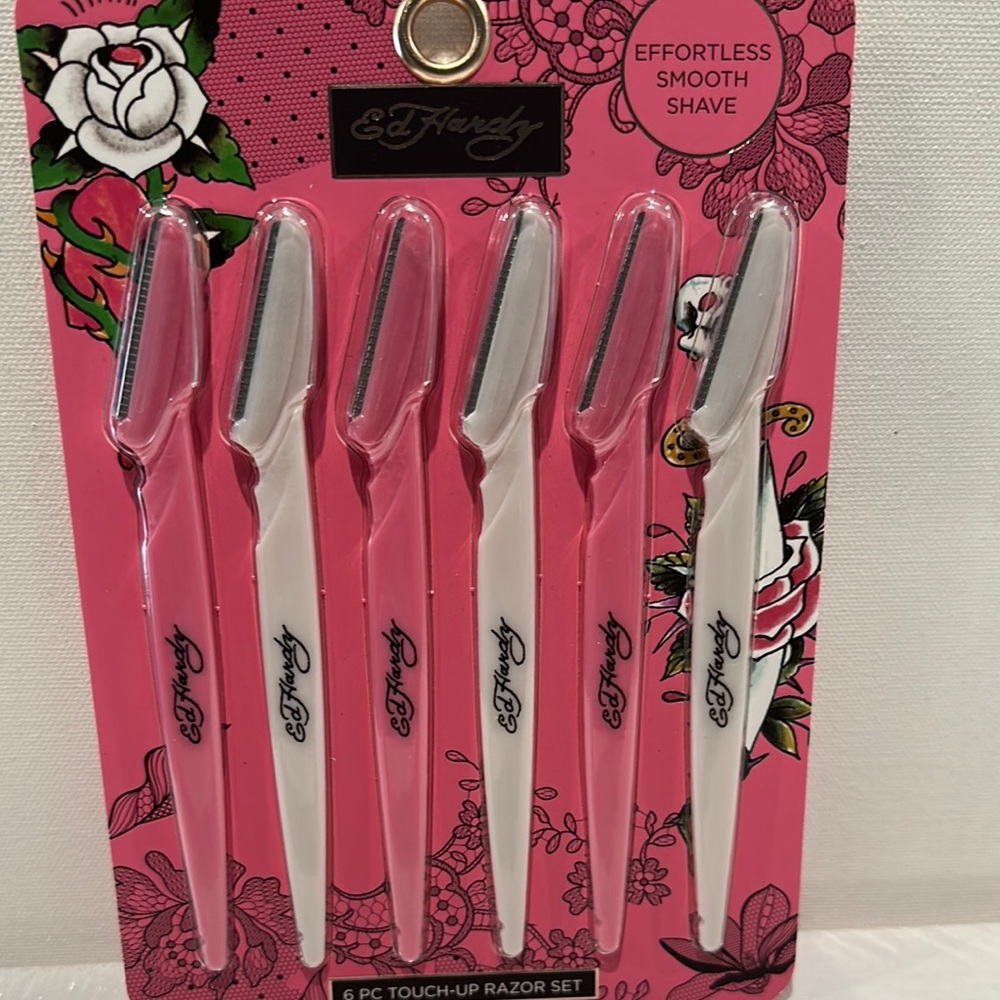 Ed Hardy (6) Piece Touch-Up Razor Set.